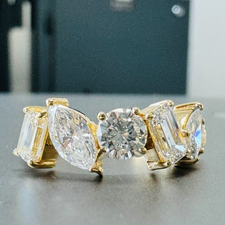 Five stone diamond ring, yellow gold